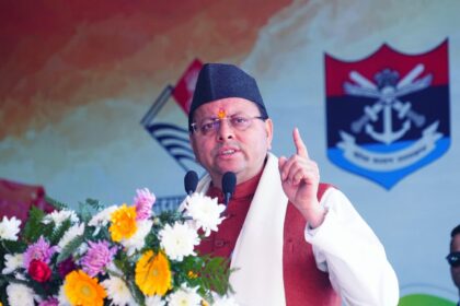 विजय दिवस पर देहरादून में आयोजित समारोह में मुख्यमंत्री पुष्कर सिंह धामी 1971 युद्ध के वीर सैनिकों और शहीदों को श्रद्धांजलि अर्पित करते हुए