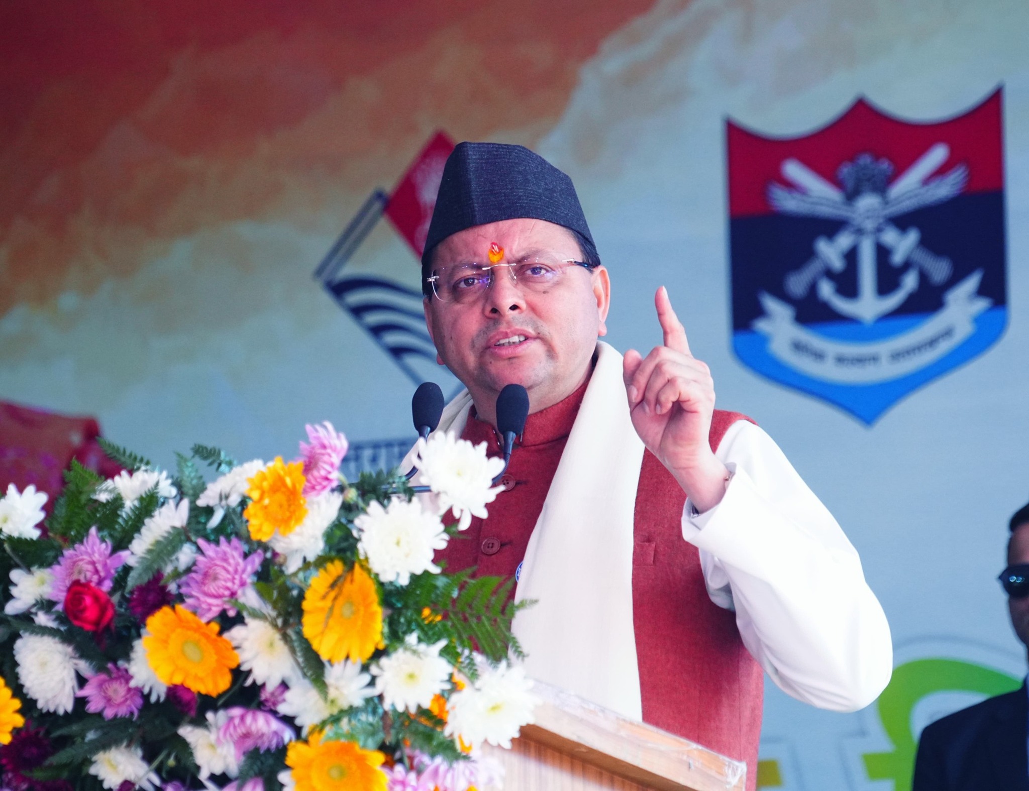 विजय दिवस पर देहरादून में आयोजित समारोह में मुख्यमंत्री पुष्कर सिंह धामी 1971 युद्ध के वीर सैनिकों और शहीदों को श्रद्धांजलि अर्पित करते हुए