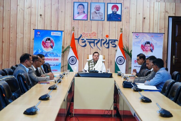 उत्तराखंड के मुख्यमंत्री पुष्कर सिंह धामी मुख्यमंत्री स्वरोजगार योजना के तहत लाभार्थियों को DBT के माध्यम से धनराशि हस्तांतरित करते हुए