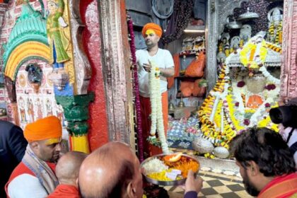 प्रतिष्ठा द्वादशी के अवसर पर अयोध्या स्थित हनुमानगढ़ी में श्री हनुमान जी महाराज के दर्शन-पूजन करते रक्षा मंत्री राजनाथ सिंह