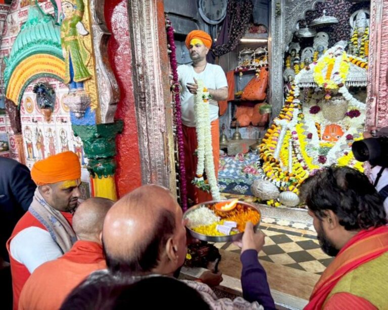 प्रतिष्ठा द्वादशी के अवसर पर अयोध्या स्थित हनुमानगढ़ी में श्री हनुमान जी महाराज के दर्शन-पूजन करते रक्षा मंत्री राजनाथ सिंह