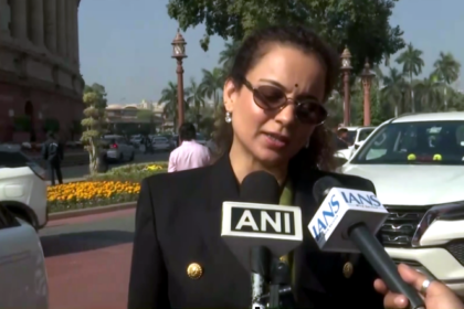 मनरेगा नाम बदलने वाले विधेयक पर विपक्ष के सवालों का जवाब देती भाजपा सांसद कंगना रनौत, संसद में बयान देती हुई