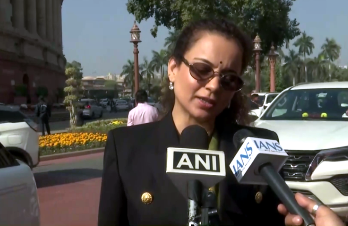 मनरेगा नाम बदलने वाले विधेयक पर विपक्ष के सवालों का जवाब देती भाजपा सांसद कंगना रनौत, संसद में बयान देती हुई