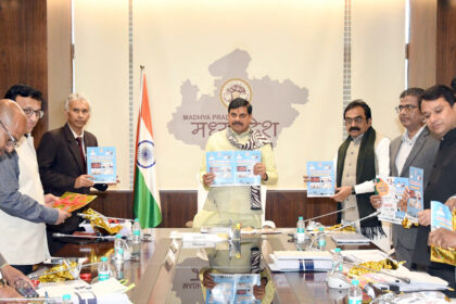 CM Mohan Yadav releasing ‘Lok Nirman se Lok Kalyan’ newsletter and Lokpath Information Brochure at Mantralaya Bhopal