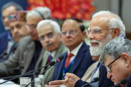Prime Minister Narendra Modi interacting with leading economists and experts during a high-level meeting at NITI Aayog on the Viksit Bharat 2047 roadmap, focusing on Aatmanirbharta, structural reforms, AI, and economic growth.