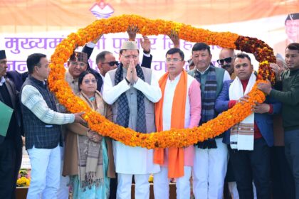 कपकोट बागेश्वर जनसम्मेलन में विकास परियोजनाओं का लोकार्पण और शिलान्यास करते हुए नेता, स्थानीय जनता की उपस्थिति।