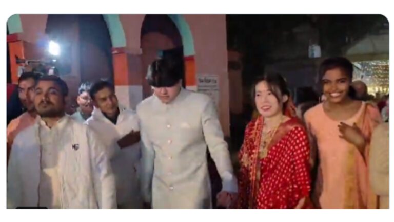 बिहार के रौता गांव में जापान की बहू मारिया के साथ IIT इंजीनियर राहुल कुमार की शादी के बाद प्रीतिभोज समारोह का दृश्य