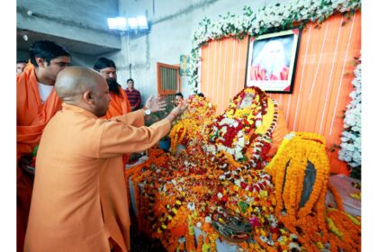 Uttar Pradesh Chief Minister Yogi Adityanath paying tribute to saint and former MP Ram Vilas Vedanti at Ayodhya Dham.