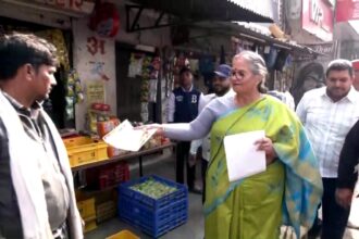Mayor Sushma Kharkwal distributes CM Yogi Adityanath’s letter to traders and passersby in Lucknow markets.