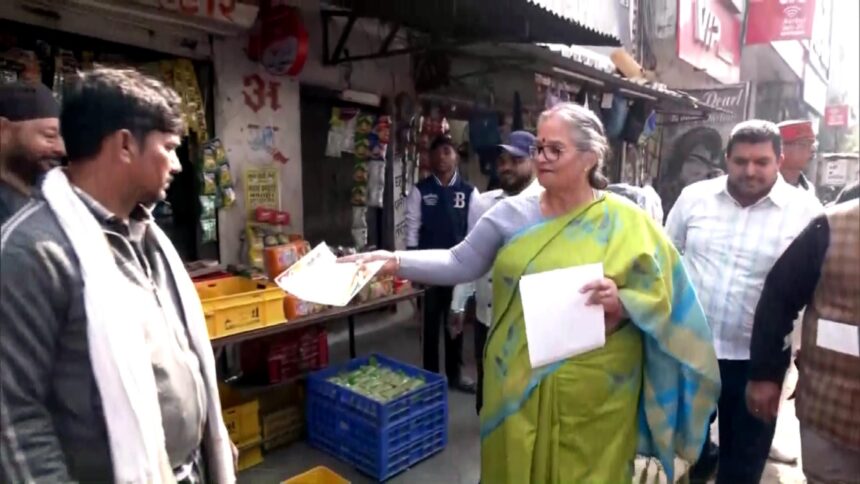 Mayor Sushma Kharkwal distributes CM Yogi Adityanath’s letter to traders and passersby in Lucknow markets.