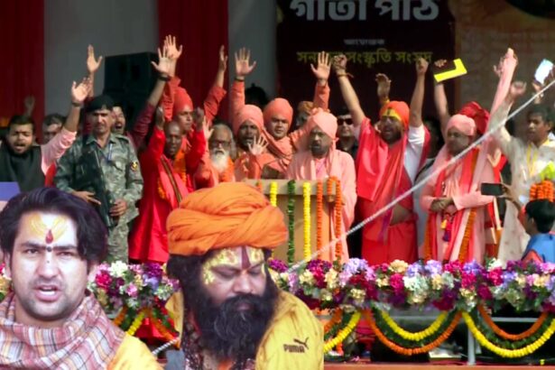 Dhirendra Shastri delivering the message “Ghazwa-e-Hind Nahi, Bhagwa-e-Hind” at Sanatan Sanskriti Sansad in Kolkata