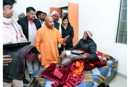 मुख्यमंत्री योगी आदित्यनाथ गोरखपुर में शीतलहर के दौरान रैन बसेरों का निरीक्षण करते हुए और जरूरतमंदों को कंबल व भोजन वितरित करते हुए