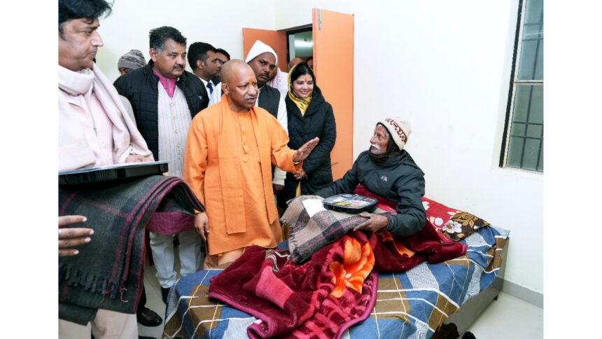 मुख्यमंत्री योगी आदित्यनाथ गोरखपुर में शीतलहर के दौरान रैन बसेरों का निरीक्षण करते हुए और जरूरतमंदों को कंबल व भोजन वितरित करते हुए