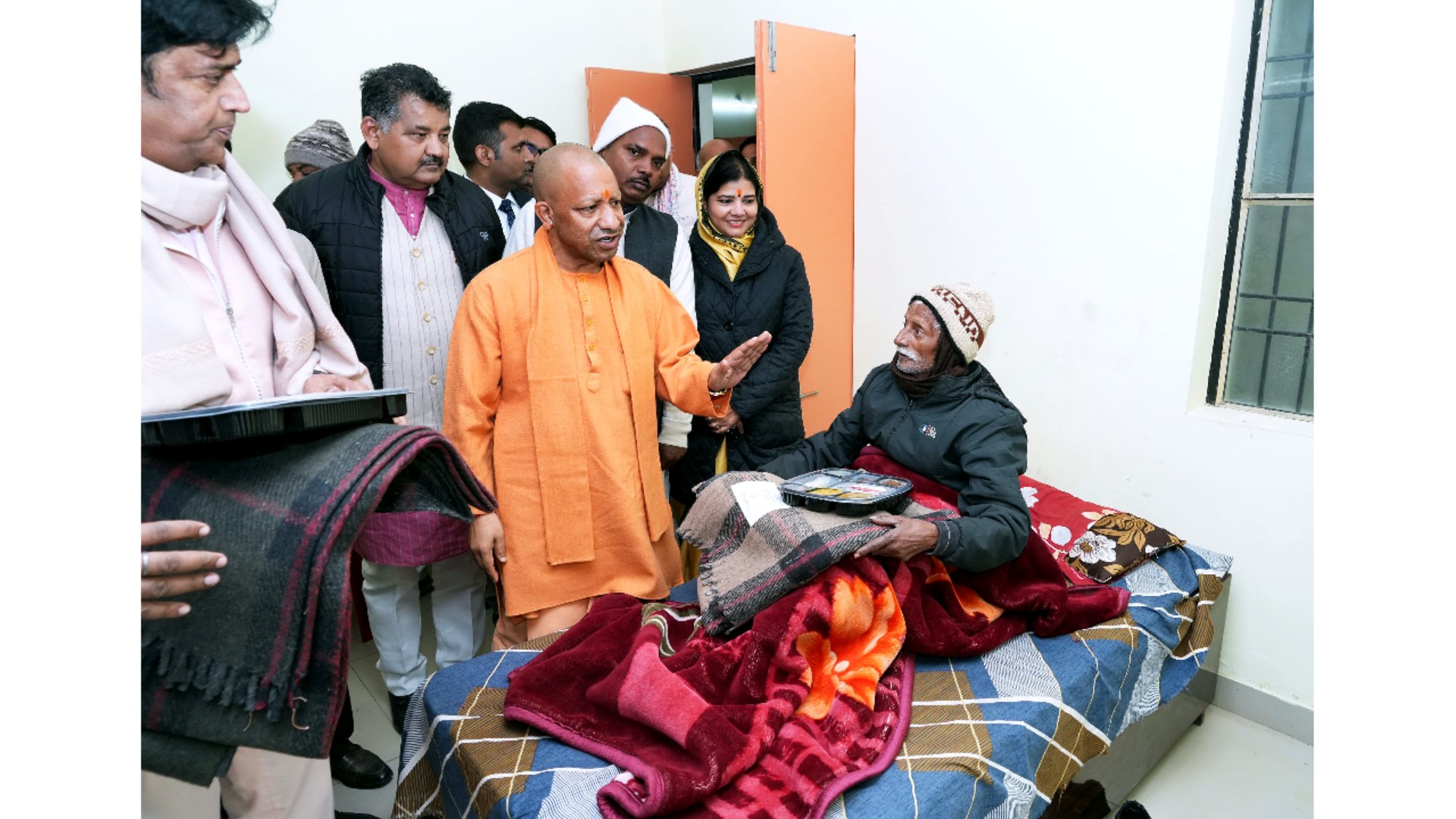 मुख्यमंत्री योगी आदित्यनाथ गोरखपुर में शीतलहर के दौरान रैन बसेरों का निरीक्षण करते हुए और जरूरतमंदों को कंबल व भोजन वितरित करते हुए