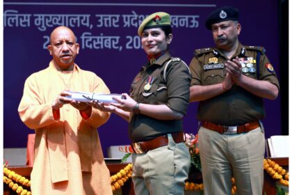 Uttar Pradesh Chief Minister Yogi Adityanath honoring police officers during Police Manthan 2025 conference at Police Headquarters in Lucknow