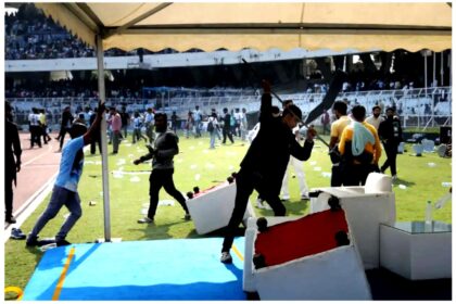 कोलकाता के साल्ट लेक स्टेडियम में लियोनेल मेसी के कार्यक्रम के दौरान हुई अव्यवस्था और भीड़ को नियंत्रित करती पुलिस