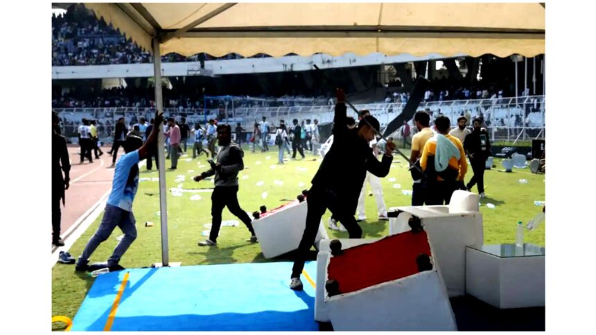 कोलकाता के साल्ट लेक स्टेडियम में लियोनेल मेसी के कार्यक्रम के दौरान हुई अव्यवस्था और भीड़ को नियंत्रित करती पुलिस