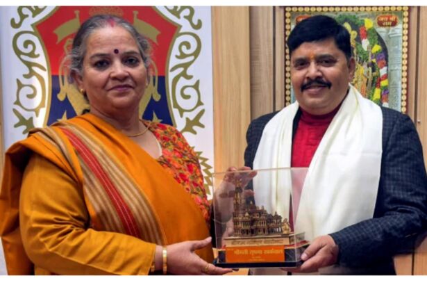 **ALT TEXT:** Lucknow Mayor Sushma Kharakwal during slum inspection over alleged illegal immigrants controversy