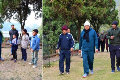 नैनीताल में प्रातःकालीन भ्रमण के दौरान शीतकालीन यात्रा और नववर्ष की व्यवस्थाओं की समीक्षा करते मुख्यमंत्री पुष्कर सिंह धामी, साथ में पुलिस व प्रशासनिक अधिकारी।