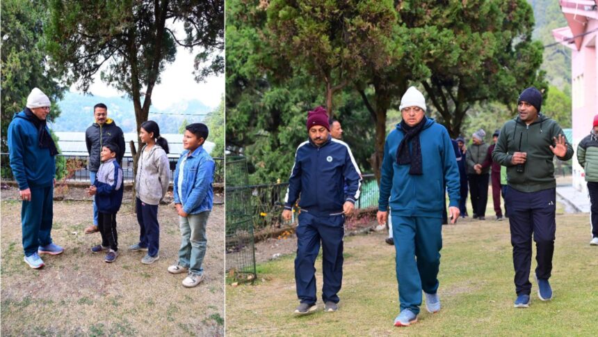 नैनीताल में प्रातःकालीन भ्रमण के दौरान शीतकालीन यात्रा और नववर्ष की व्यवस्थाओं की समीक्षा करते मुख्यमंत्री पुष्कर सिंह धामी, साथ में पुलिस व प्रशासनिक अधिकारी।