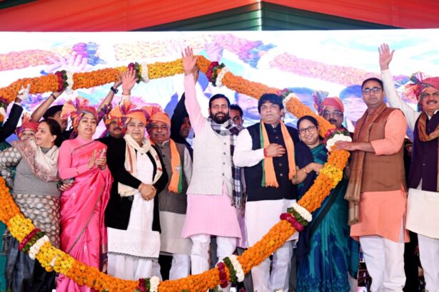 हरियाणा के मुख्यमंत्री नायब सिंह सैनी गुरुग्राम में विशाल जनसभा को संबोधित करते हुए, मंच पर मौजूद पार्टी नेता और बड़ी संख्या में जुटी जनता