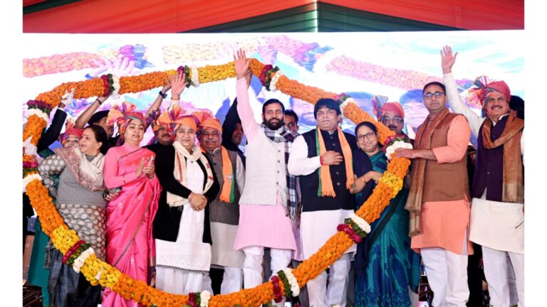 हरियाणा के मुख्यमंत्री नायब सिंह सैनी गुरुग्राम में विशाल जनसभा को संबोधित करते हुए, मंच पर मौजूद पार्टी नेता और बड़ी संख्या में जुटी जनता