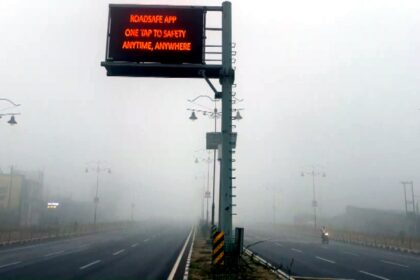 Dense fog and cold wave conditions in Ayodhya city affecting daily life and traffic during winter in Uttar Pradesh.