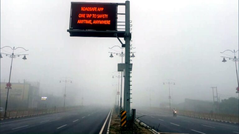 Dense fog and cold wave conditions in Ayodhya city affecting daily life and traffic during winter in Uttar Pradesh.