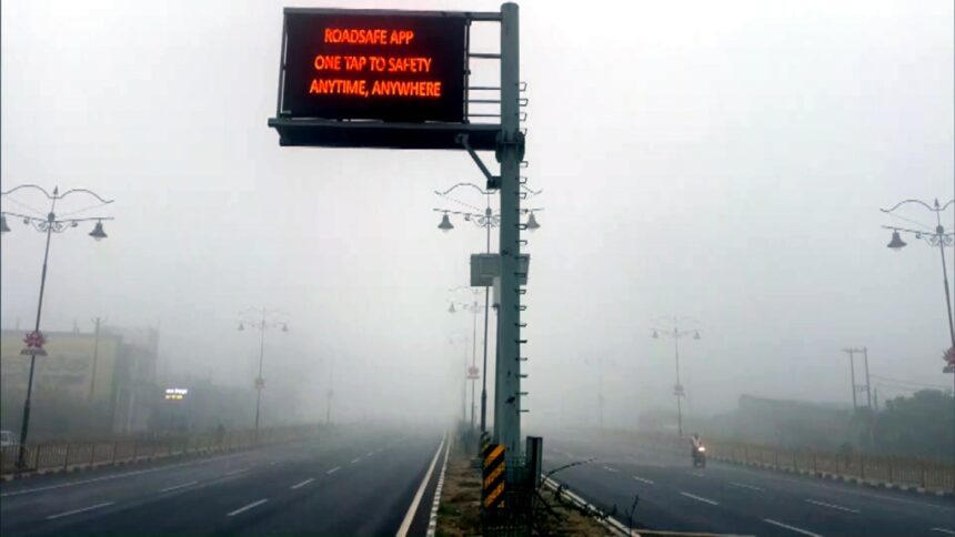 Dense fog and cold wave conditions in Ayodhya city affecting daily life and traffic during winter in Uttar Pradesh.
