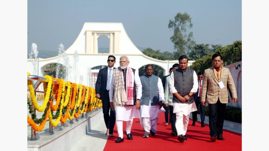 प्रधानमंत्री नरेंद्र मोदी गुवाहाटी के शहीद स्मारक क्षेत्र में पुष्पांजलि अर्पित करते हुए