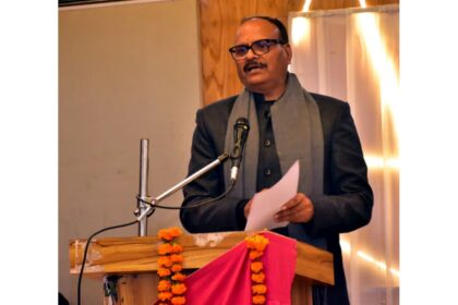 Deputy CM Brajesh Pathak addressing a seminar on Veer Bal Diwas in Lucknow, paying tribute to the sacrifice of Guru Gobind Singh’s Sahibzade.