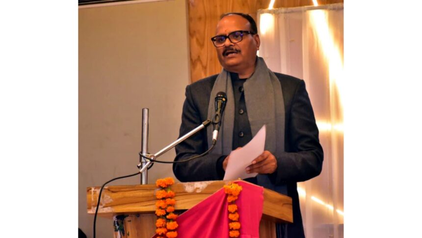 Deputy CM Brajesh Pathak addressing a seminar on Veer Bal Diwas in Lucknow, paying tribute to the sacrifice of Guru Gobind Singh’s Sahibzade.