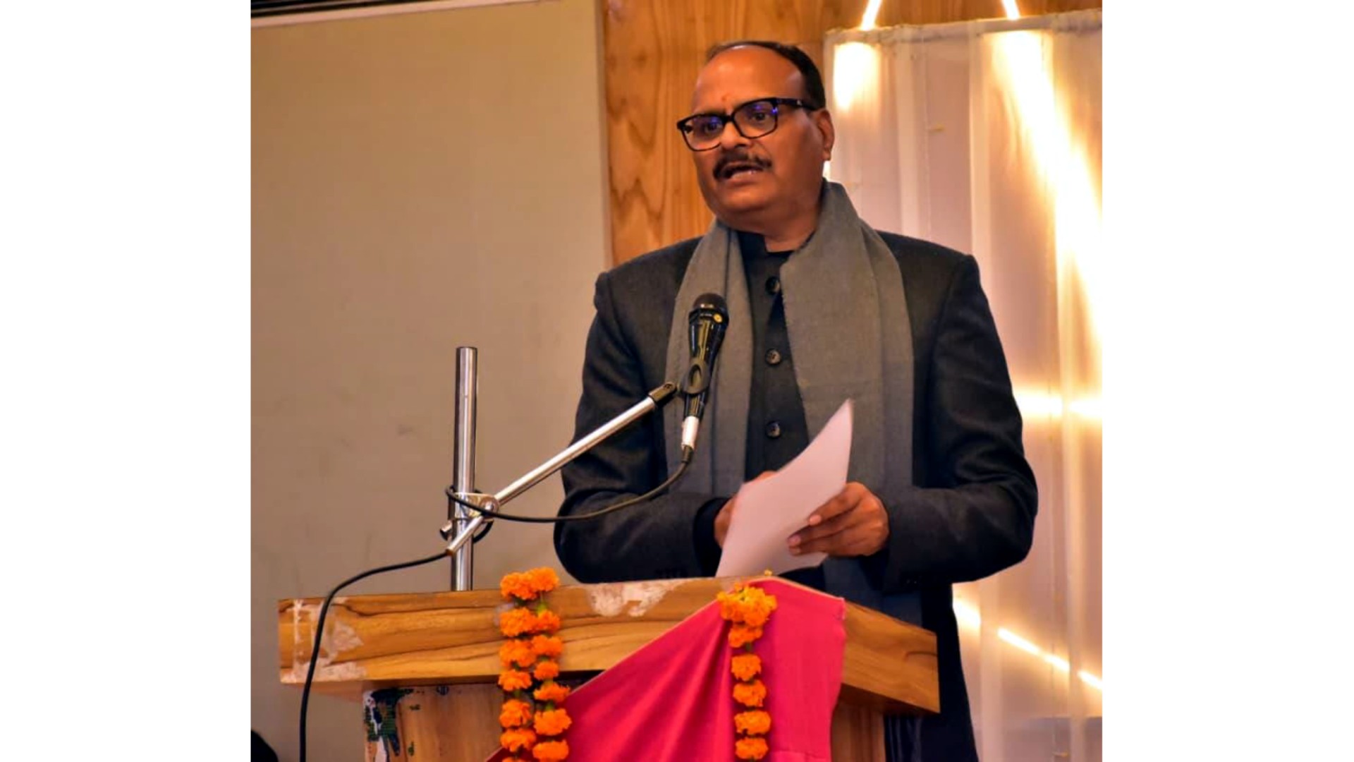Deputy CM Brajesh Pathak addressing a seminar on Veer Bal Diwas in Lucknow, paying tribute to the sacrifice of Guru Gobind Singh’s Sahibzade.