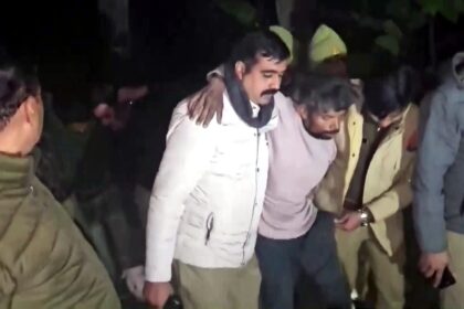 किठौर में देर रात पुलिस और पशु चोरों की मुठभेड़ के बाद गिरफ्तार किए गए आरोपियों को ले जाती यूपी पुलिस।