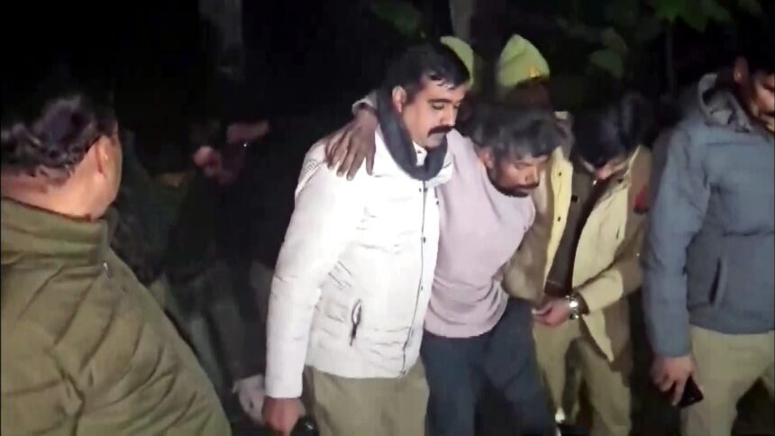 किठौर में देर रात पुलिस और पशु चोरों की मुठभेड़ के बाद गिरफ्तार किए गए आरोपियों को ले जाती यूपी पुलिस।