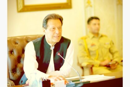 इमरान खान जेल में, पाकिस्तान की अदालत और सैन्य सत्ता के बीच राजनीतिक संघर्ष की प्रतीकात्मक छवि