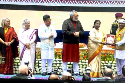 Bhariwa metal craft artisan Baldev Waghmare receiving national award from President Droupadi Murmu in New Delhi