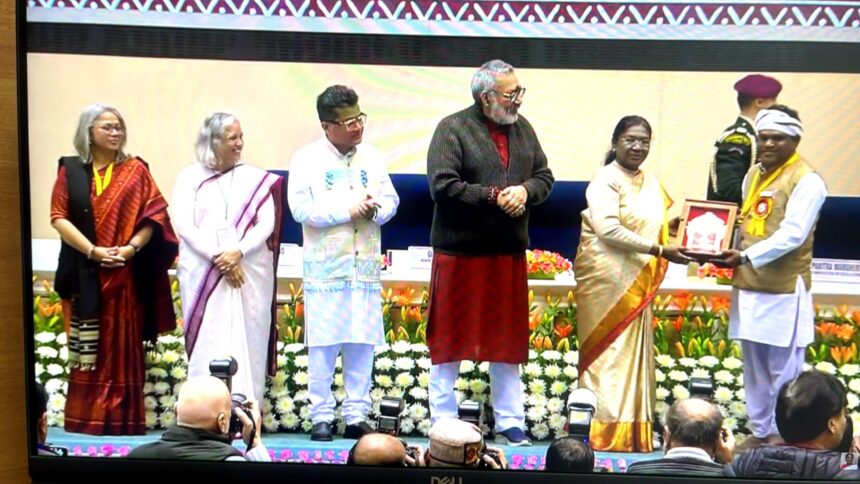Bhariwa metal craft artisan Baldev Waghmare receiving national award from President Droupadi Murmu in New Delhi