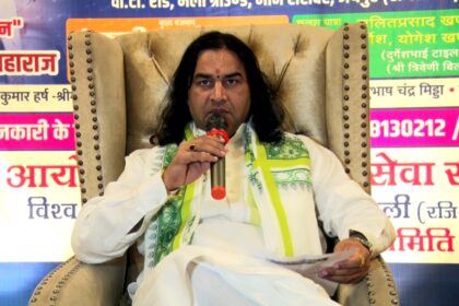 Devkinandan Thakur addressing devotees during a spiritual discourse, speaking on tilak tradition and Babri dispute