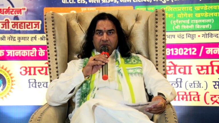 Devkinandan Thakur addressing devotees during a spiritual discourse, speaking on tilak tradition and Babri dispute