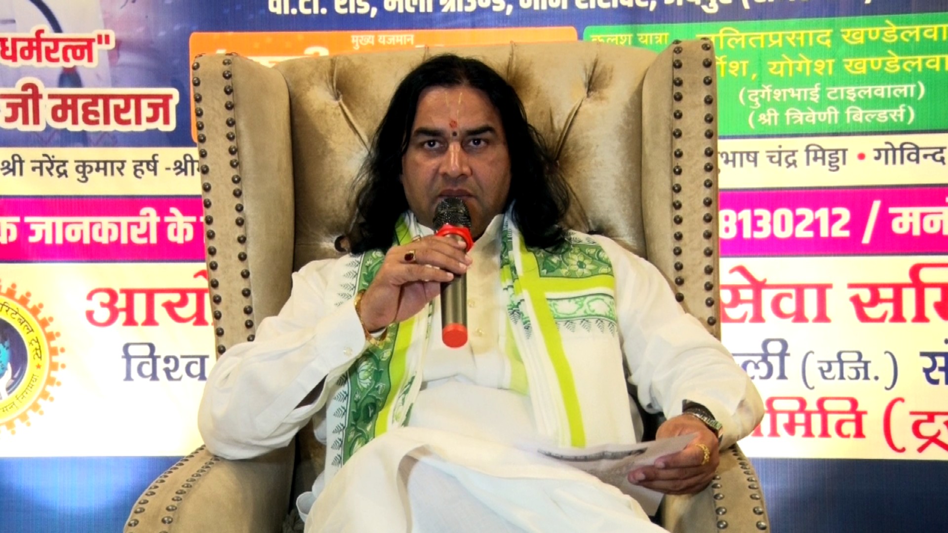 Devkinandan Thakur addressing devotees during a spiritual discourse, speaking on tilak tradition and Babri dispute
