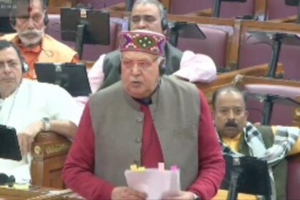 उत्तर प्रदेश विधानसभा में कृषि मंत्री द्वारा सिद्धार्थनगर उर्वरक कालाबाजारी मामले में जिला कृषि अधिकारी के निलंबन की जानकारी देते हुए दृश्य