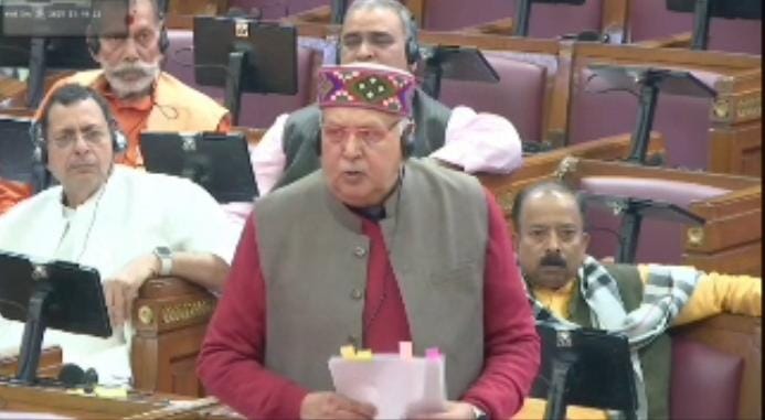 उत्तर प्रदेश विधानसभा में कृषि मंत्री द्वारा सिद्धार्थनगर उर्वरक कालाबाजारी मामले में जिला कृषि अधिकारी के निलंबन की जानकारी देते हुए दृश्य