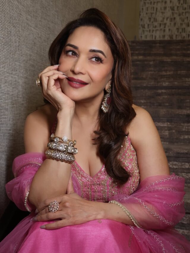 माधुरी दीक्षित  का गुलाबी लहंगे में रॉयल अंदाज़,मुस्कान ने चुराया फैंस का दिल