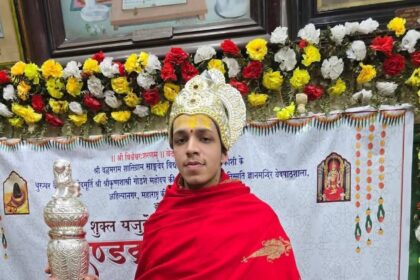 Devavrat Mahesh Rekhe chanting 2000 mantras of Shukla Yajurveda in Kashi during Dandakarma Parayanam