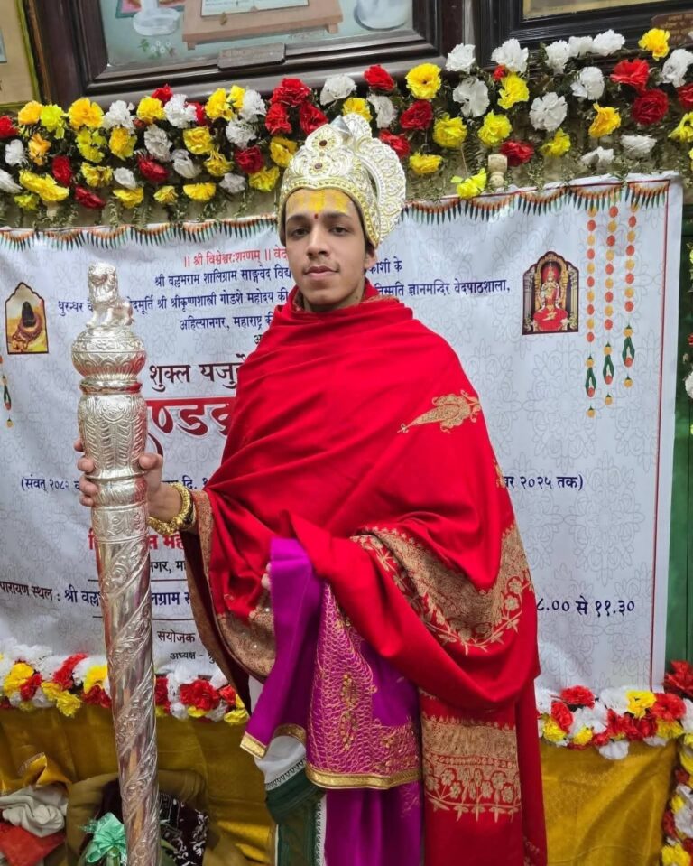 Devavrat Mahesh Rekhe chanting 2000 mantras of Shukla Yajurveda in Kashi during Dandakarma Parayanam