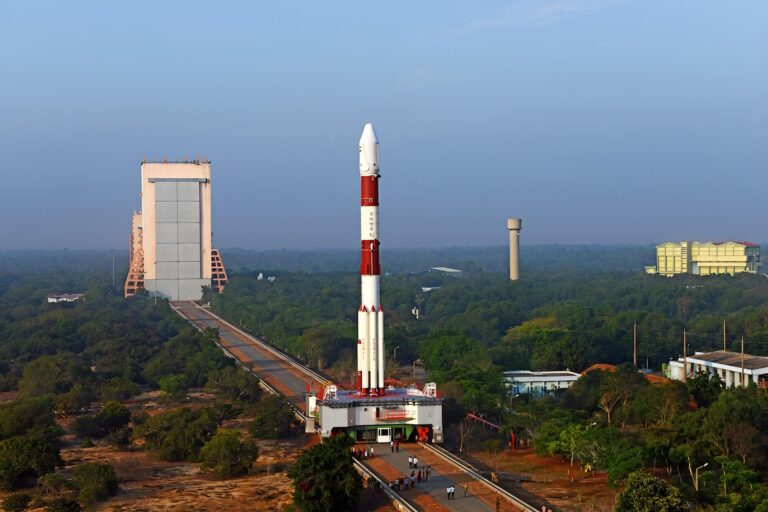 ISRO का LVM3-M6 रॉकेट श्रीहरिकोटा से BlueBird Block-2 सैटेलाइट लॉन्च करता हुआ