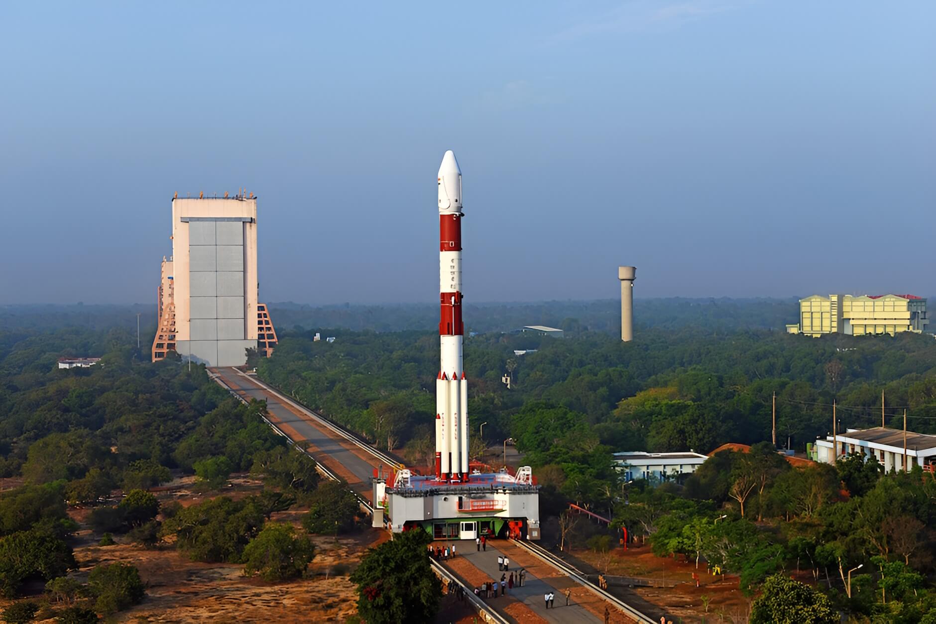 ISRO का LVM3-M6 रॉकेट श्रीहरिकोटा से BlueBird Block-2 सैटेलाइट लॉन्च करता हुआ