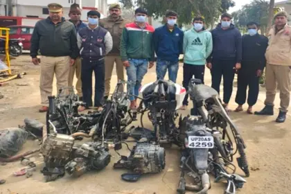 Bijnor vehicle theft gang: बिजनौर पुलिस द्वारा गिरफ्तार वाहन चोर गिरोह और बरामद मोटरसाइकिल पार्ट्स