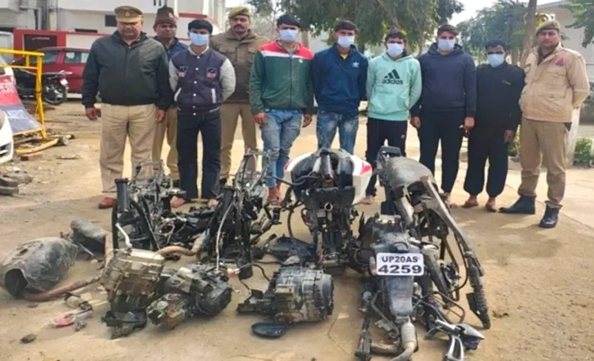 Bijnor vehicle theft gang: बिजनौर पुलिस द्वारा गिरफ्तार वाहन चोर गिरोह और बरामद मोटरसाइकिल पार्ट्स